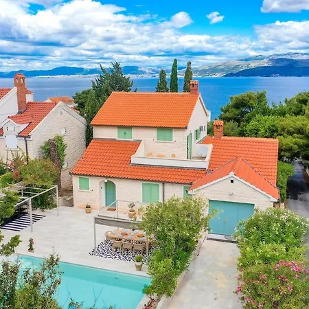 Charming Luxury Seafront With Heatable Pool * Splitska