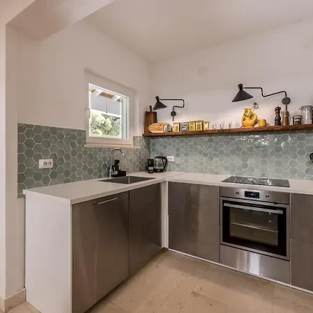 Charming Luxury Seafront With Heatable Pool *