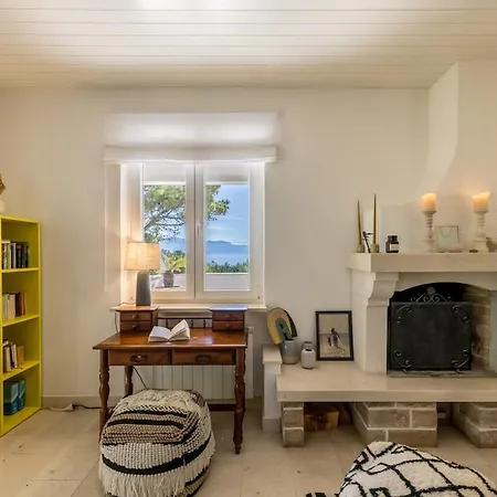 Charming Luxury Seafront With Heatable Pool Splitska