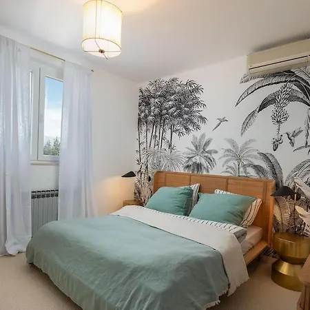 Charming Luxury Seafront With Heatable Pool Villa *