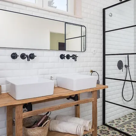 Charming Luxury Seafront With Heatable Pool *