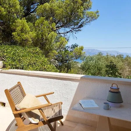 Charming Luxury Seafront With Heatable Pool