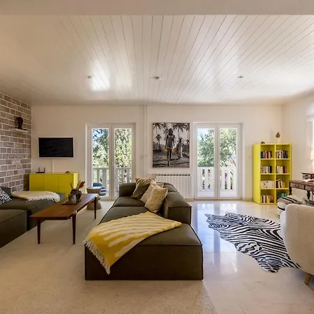 Charming Luxury Seafront With Heatable Pool *