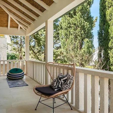 Villa Charming Luxury Seafront With Heatable Pool