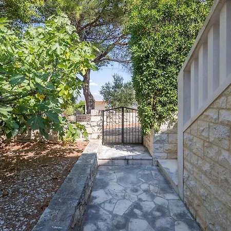 Villa Charming Luxury Seafront With Heatable Pool *