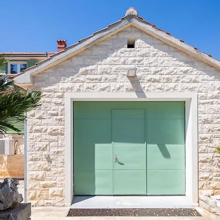 Charming Luxury Seafront With Heatable Pool Villa *