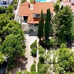Charming Luxury Seafront With Heatable Pool *