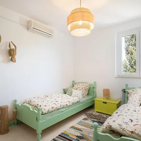 Charming Luxury Seafront With Heatable Pool *