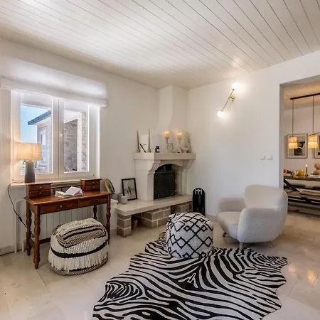 Charming Luxury Seafront With Heatable Pool Villa Splitska