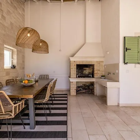 Villa Charming Luxury Seafront With Heatable Pool *