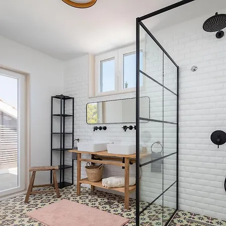 Villa Charming Luxury Seafront With Heatable Pool Splitska