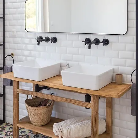 Charming Luxury Seafront With Heatable Pool *