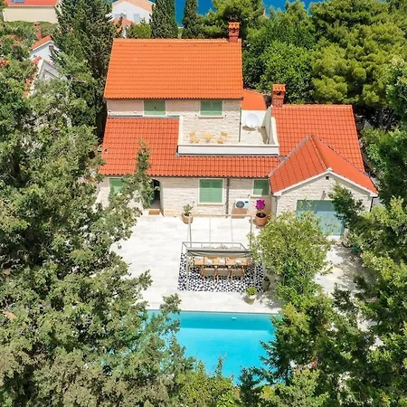 Charming Luxury Seafront With Heatable Pool *
