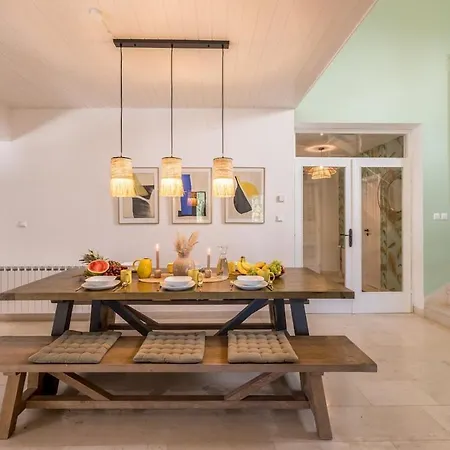 Charming Luxury Seafront With Heatable Pool Villa Splitska