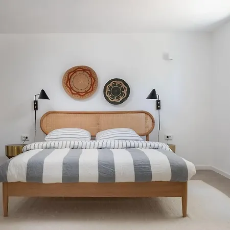 Charming Luxury Seafront With Heatable Pool *