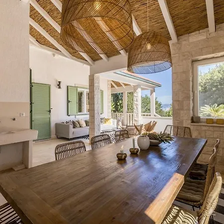 Charming Luxury Seafront With Heatable Pool Splitska