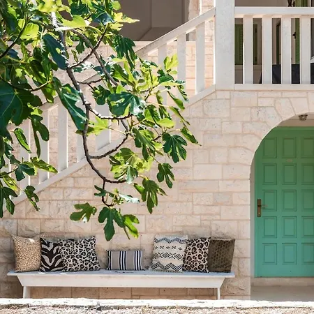 Charming Luxury Seafront With Heatable Pool