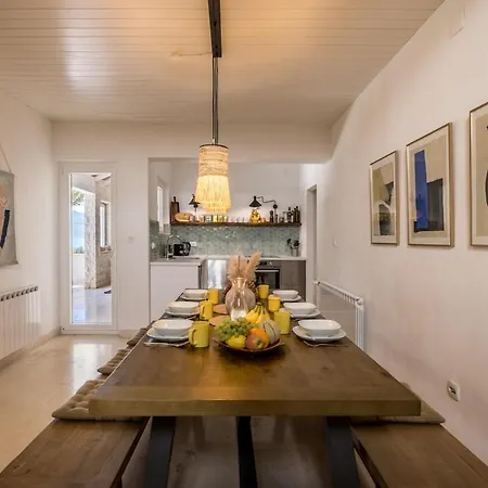 Charming Luxury Seafront With Heatable Pool *