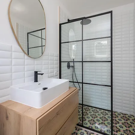 Βίλα Charming Luxury Seafront With Heatable Pool