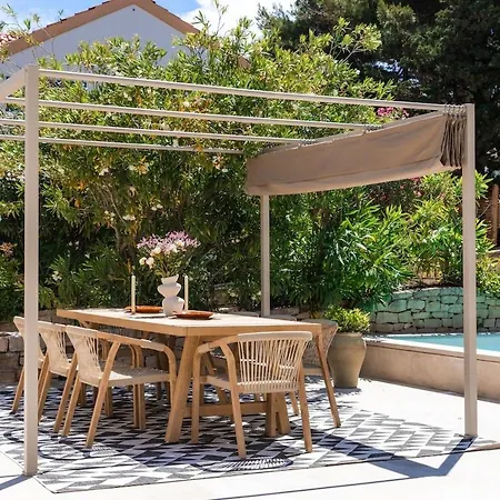 Charming Luxury Seafront With Heatable Pool Splitska