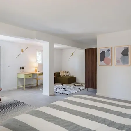 Βίλα Charming Luxury Seafront With Heatable Pool