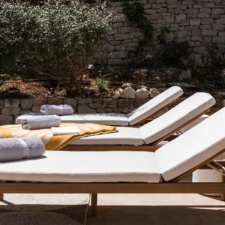 Βίλα Charming Luxury Seafront With Heatable Pool