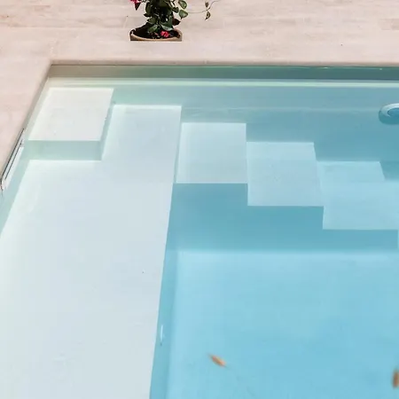 Charming Luxury Seafront With Heatable Pool