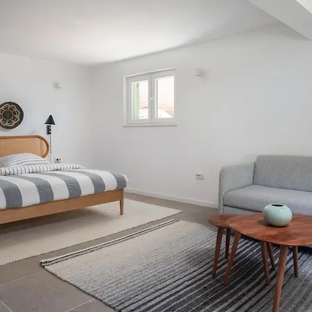 Charming Luxury Seafront With Heatable Pool *