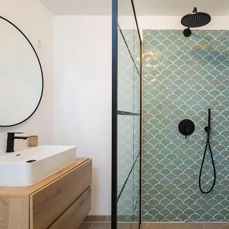 Βίλα Charming Luxury Seafront With Heatable Pool