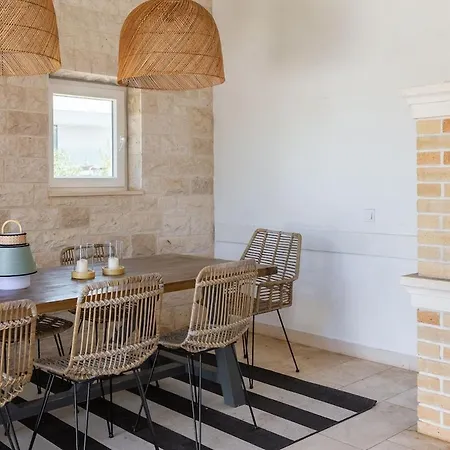 Βίλα Charming Luxury Seafront With Heatable Pool Splitska