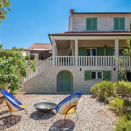 Charming Luxury Seafront With Heatable Pool Splitska