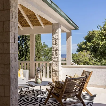 Βίλα Charming Luxury Seafront With Heatable Pool