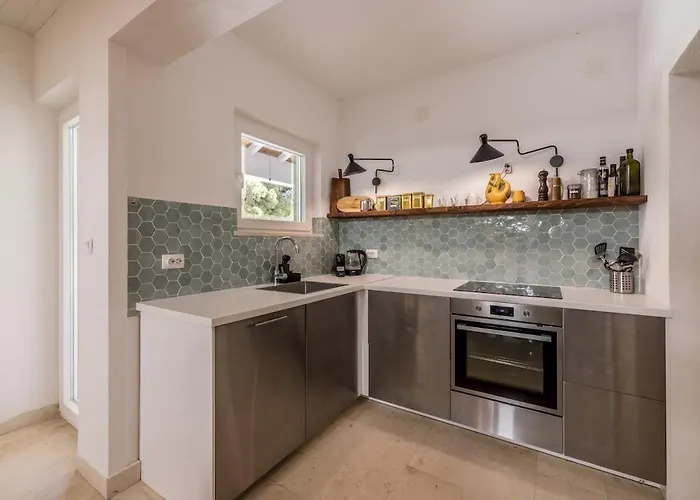 Charming Luxury Seafront With Heatable Pool *