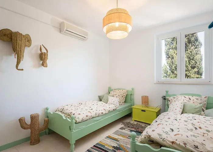 Charming Luxury Seafront With Heatable Pool *