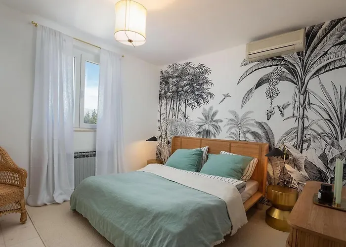 Charming Luxury Seafront With Heatable Pool 别墅 *