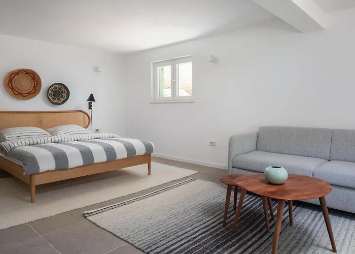 Charming Luxury Seafront With Heatable Pool *
