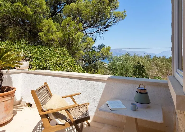 Charming Luxury Seafront With Heatable Pool