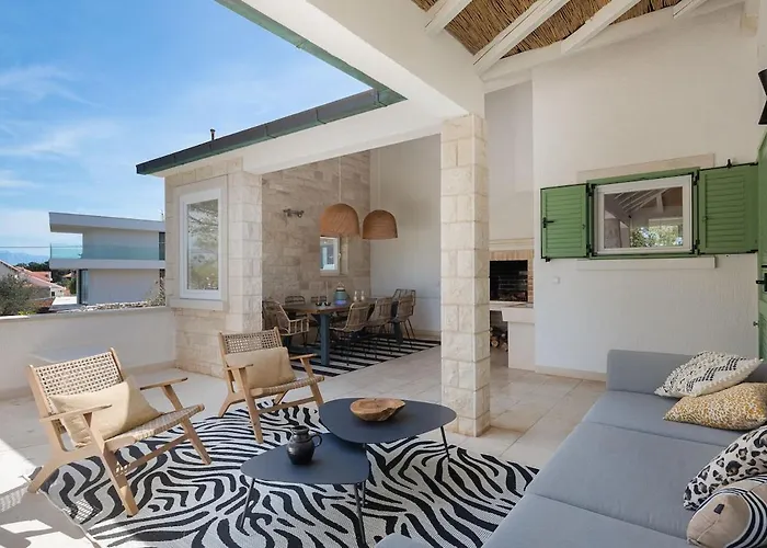 Charming Luxury Seafront With Heatable Pool * 斯普利特卡