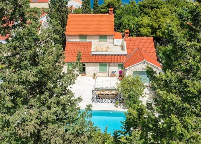 Charming Luxury Seafront With Heatable Pool *