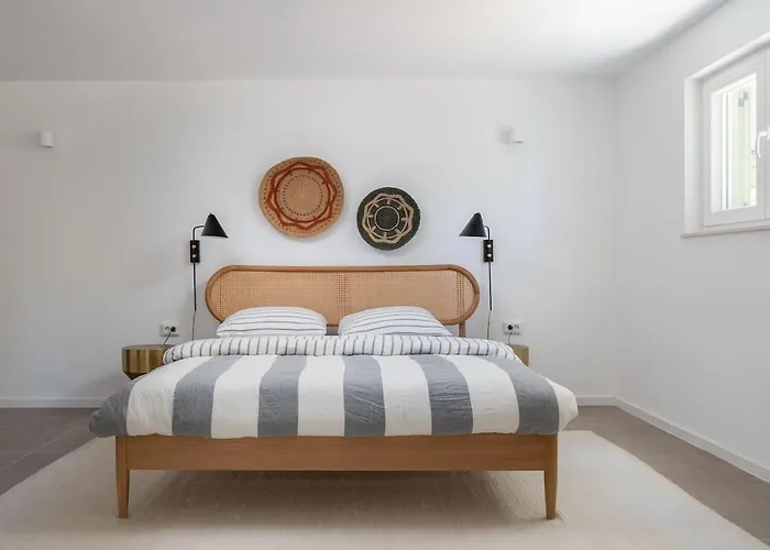 Charming Luxury Seafront With Heatable Pool *