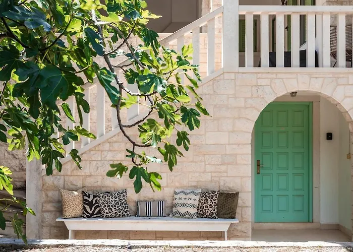 Charming Luxury Seafront With Heatable Pool